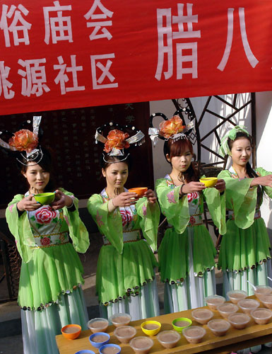 Free Laba rice porridge is distributed Monday for the upcoming Laba Festival on Jan 11 in Zhengzhou, capital of Central China&apos;s Henan province. [Photo/Xinhua]