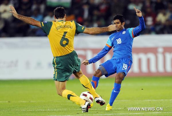 Australia's Sasa Ognenovski (L) vies with India's Chongtham Singh during the Asian Cup group C soccer match between India and Australia in Doha, capital of Qatar, Jan. 10, 2011. Australia won 4-0. (Xinhua/Chen Shaojin)
