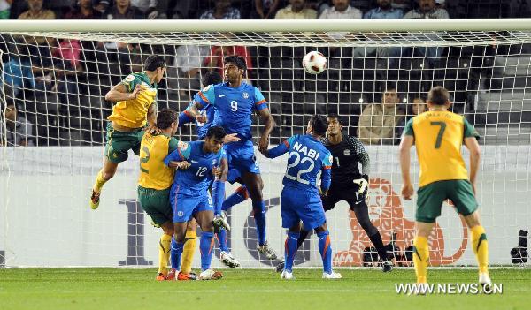 Australia's Timothy Cahill (1st, L) heads the ball to score during the Asian Cup group C soccer match between India and Australia in Doha, capital of Qatar, Jan. 10, 2011. Australia won 4-0. (Xinhua/Chen Shaojin)