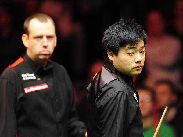 Ding Junhui (R) of China and Mark Williams of Wales watch the balls during their first-round match of 2011's Snooker Masters held at the Wembley Arena in London, Britain, Jan. 10, 2011. Ding won by 6:4 to enter the quarter-finals. (Xinhua/Zeng Yi)  