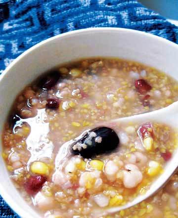 The Laba Festival, which falls on the eighth day of the twelfth month on the lunar calendar, commemorates Sakyamuni Buddha's enlightenment. Chinese celebrate the day by eating Laba porridge, which is made with rice, nuts, cereal and dried fruit. [Photo/Xinhua] 