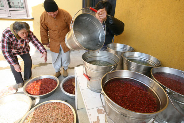 Staffers at a temple canteen in Taizhou, east China's Jiangsu Province prepare ingredients to make Laba rice porridge, Jan. 10, 2011. [Photo/Xinhua] 