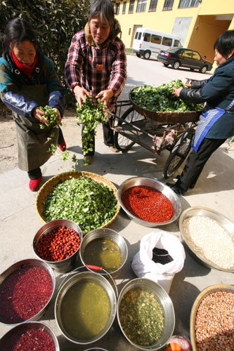 Staffers at a temple canteen in Taizhou, east China's Jiangsu Province prepare ingredients to make Laba rice porridge, Jan. 10, 2011. [Photo/Xinhua]