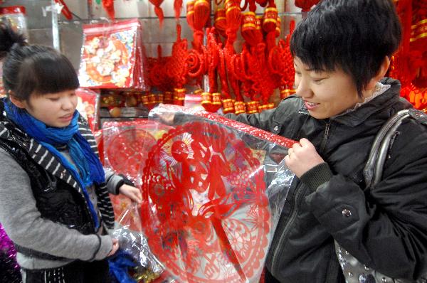 Decorations popular in market as New Year is coming