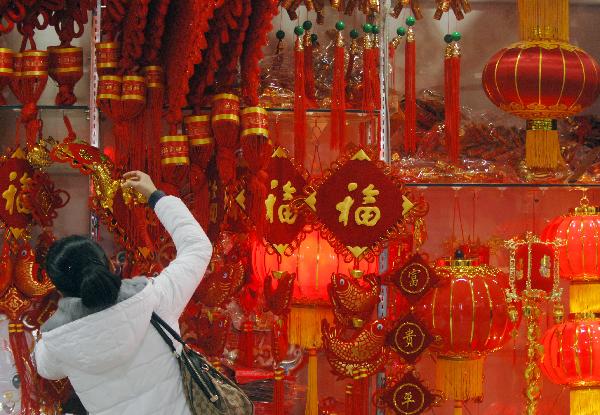 Decorations popular in market as New Year is coming