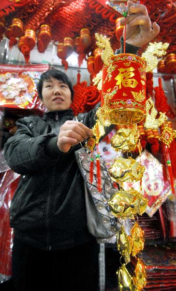 Decorations popular in market as New Year is coming