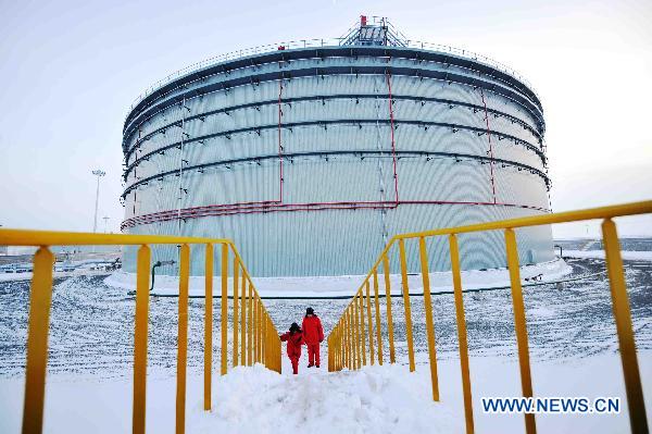 Workers inspect PetroChina oil tanks in Daqing, northeast China&apos;s Heilongjiang Province, Jan. 10, 2011. 