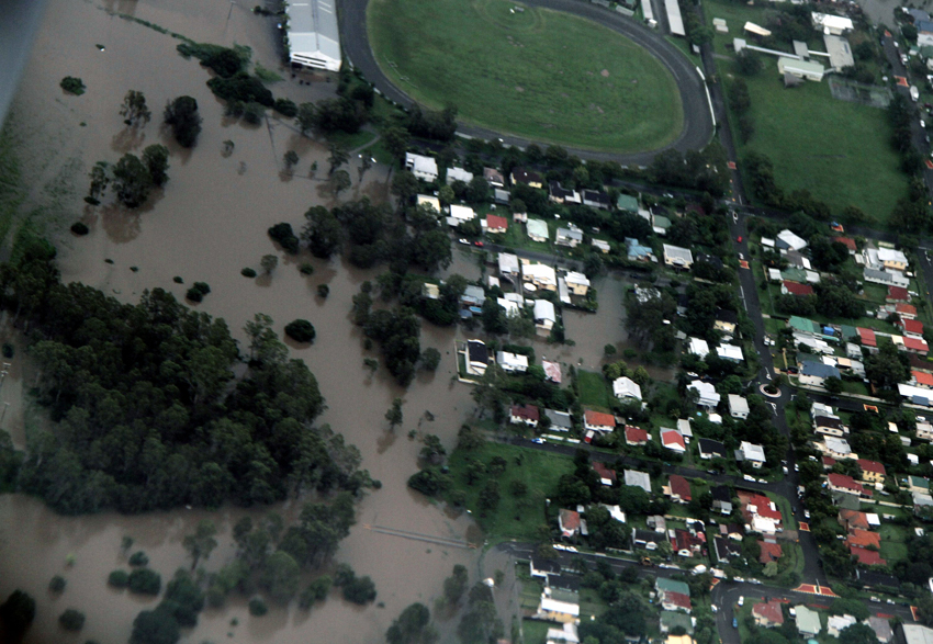 Thousands of people were urged to leave the outskirts of Australia&apos;s third-largest city, Brisbane, on Jan.11, 2011 as flood waters raced eastwards after a surging two-metre wall of water killed eight people overnight. [Xinhua]