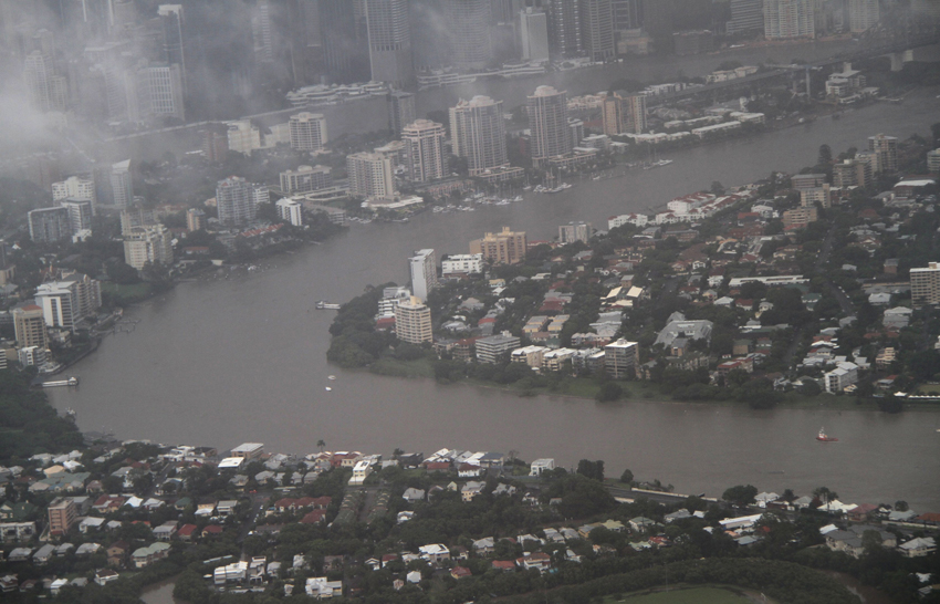 Thousands of people were urged to leave the outskirts of Australia&apos;s third-largest city, Brisbane, on Jan.11, 2011 as flood waters raced eastwards after a surging two-metre wall of water killed eight people overnight. [Xinhua]
