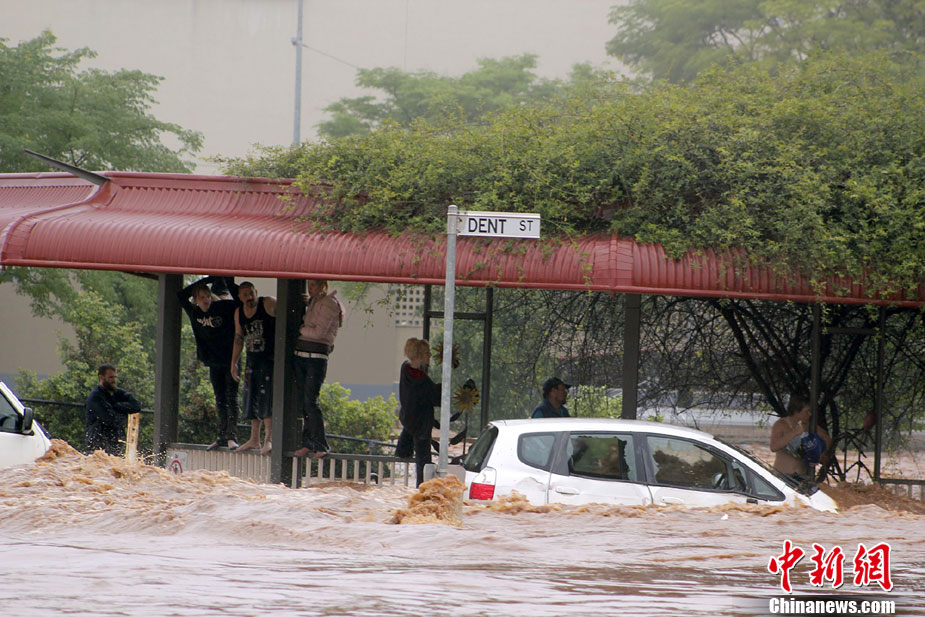 Thousands of people were urged to leave the outskirts of Australia&apos;s third-largest city, Brisbane, on Jan.11, 2011 as flood waters raced eastwards after a surging two-metre wall of water killed eight people overnight. [Chinanews.com]