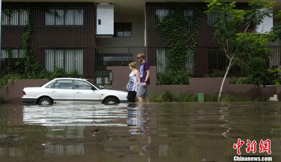 Thousands of people were urged to leave the outskirts of Australia&apos;s third-largest city, Brisbane, on Jan.11, 2011 as flood waters raced eastwards after a surging two-metre wall of water killed eight people overnight. [Chinanews.com]