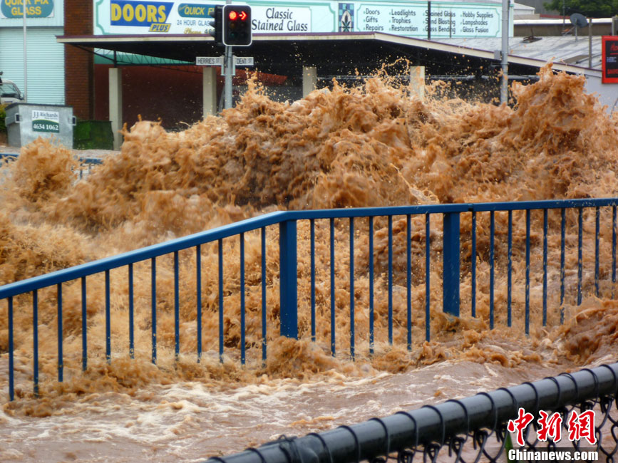 Thousands of people were urged to leave the outskirts of Australia&apos;s third-largest city, Brisbane, on Jan.11, 2011 as flood waters raced eastwards after a surging two-metre wall of water killed eight people overnight. [Chinanews.com]