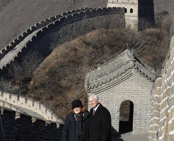 US Secretary of Defense Robert Gates and his wife Becky pose on the Great Wall in Mutianyu, China, Jan 12, 2011. [China Daily/Agencies]