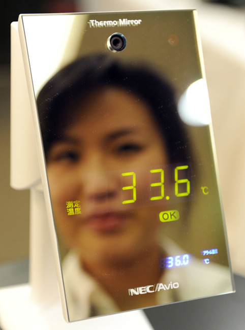 The world&apos;s first mirror thermometer, NEC Avio Infrared Technologies&apos; &apos;Thermo Mirror&apos;, is unveiled in Tokyo. The device measures the user&apos;s skin temperature without the need for physical contact, using a built-in infrared sensor. [Xinhua]