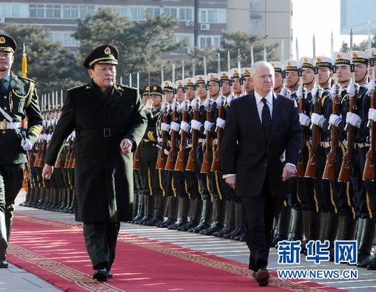 Chinese Defense Minister Liang Guanglie (L) met with US Defense Secretary Robert Gates in Beijing Monday.