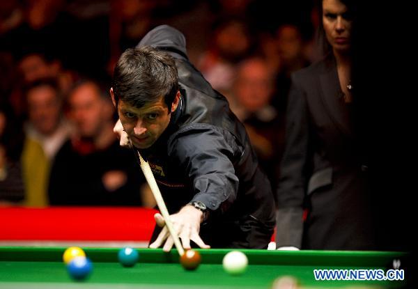 Ronnie O'Sullivan of England plays a shot during his first-round match against Mark Allen of Northern Ireland in 2011's Snooker Masters held at the Wembley Arena in London, Britain, Jan. 11, 2011. Allen won by 6:4 to enter the quarter-finals. (Xinhua/Tang Shi)