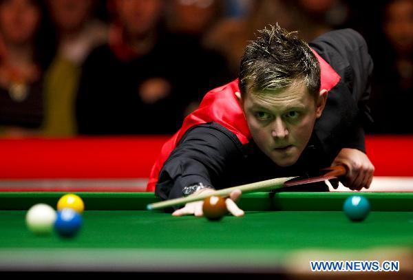 Mark Allen of Northern Ireland plays a shot during his first-round match against Ronnie O'Sullivan of England in 2011's Snooker Masters held at the Wembley Arena in London, Britain, Jan. 11, 2011. (Xinhua/Tang Shi) 