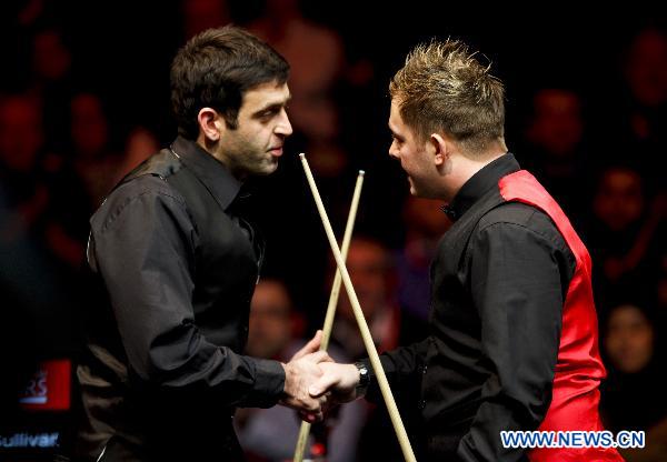 Ronnie O'Sullivan (L) of England shakes hands with Mark Allen of Northern Ireland after the match in 2011's Snooker Masters held at the Wembley Arena in London, Britain, Jan. 11, 2011. (Xinhua/Tang Shi)