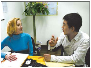 A young man teaches Chinese to an overseas student at a language training institute. (Photo source: China Daily)