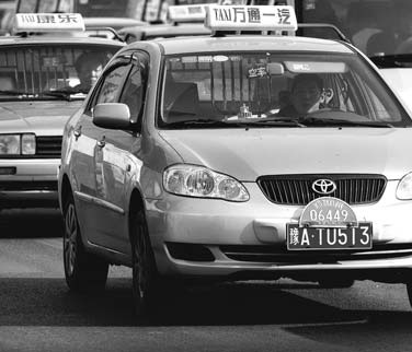 Taxi drivers and officials at stalemate over new work rule