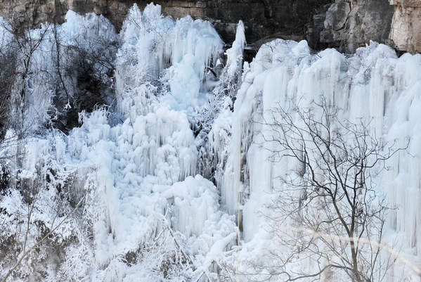 Photo taken on Jan 11, 2011 shows grand ice fall on mountain cliffs in Pingshan county, North China&apos;s Hebei province. [Xinhua]