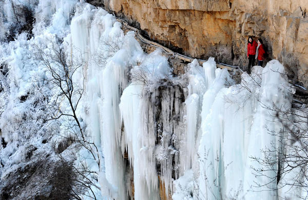 Photo taken on Jan 11, 2011 shows grand ice fall on mountain cliffs in Pingshan county, North China&apos;s Hebei province. [Xinhua]