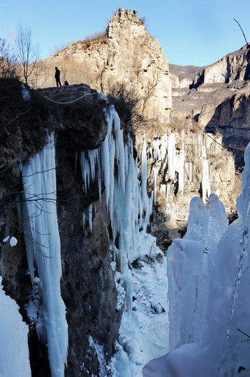 Photo taken on Jan 11, 2011 shows grand ice fall on mountain cliffs in Pingshan county, North China&apos;s Hebei province. [Xinhua]