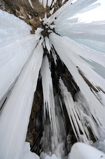 Photo taken on Jan 11, 2011 shows grand ice fall on mountain cliffs in Pingshan county, North China&apos;s Hebei province. [Xinhua]