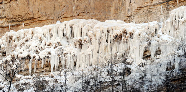 Photo taken on Jan 11, 2011 shows grand ice fall on mountain cliffs in Pingshan county, North China&apos;s Hebei province. [Xinhua]