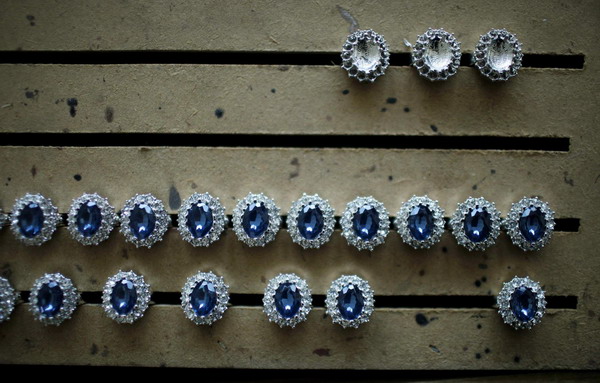 Replicas of the British royal engagement ring are seen at a jewellery factory in Yiwu, Zhejiang province January 12, 2011. [China Daily/Agencies] 