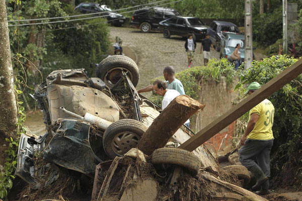 Rescue workers search for victims of a landslide in Teresopolis Jan 12, 2011. [China Daily/Agencies] 