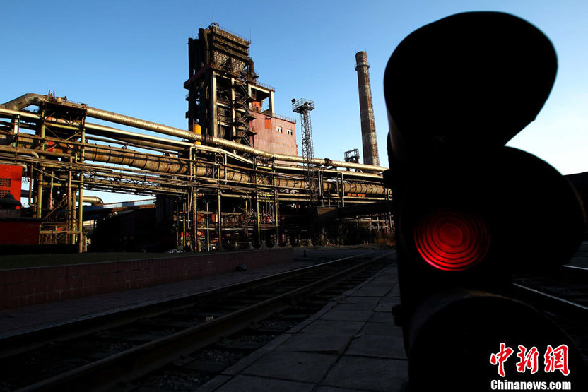 Shougang Group, a heavyweight steel maker in China, announced it had halted all its steel-making operations in the nation&apos;s capital on Jan. 13, 2011. The company has built a 21-square-kilometer new plant in Caofeidian, an islet 220 km east of Beijing in Bohai Bay, to replace Shougang&apos;s old facilities. It was located in Shijingshan District, 17 km away from Tian&apos;anmen, central Beijing. [photo/Chinanews.com]