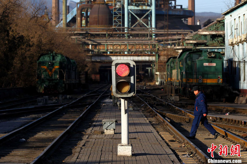 Shougang Group, a heavyweight steel maker in China, announced it had halted all its steel-making operations in the nation&apos;s capital on Jan. 13, 2011. The company has built a 21-square-kilometer new plant in Caofeidian, an islet 220 km east of Beijing in Bohai Bay, to replace Shougang&apos;s old facilities. It was located in Shijingshan District, 17 km away from Tian&apos;anmen, central Beijing. [photo/Chinanews.com]