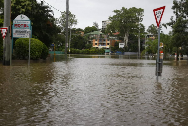 A flooded street is seen in the Brisbane suburb of Toowong January 13, 2011. Flood water in Australia&apos;s third-biggest city peaked below feared catastrophic levels on Thursday but Brisbane and other devastated regions faced years of rebuilding and even the threat of fresh floods in the weeks ahead.[China Daily/Agencies]