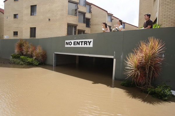 Residents look at their flooded underground carpark in the Brisbane suburb of Toowong January 13, 2011.[China Daily/Agencies]