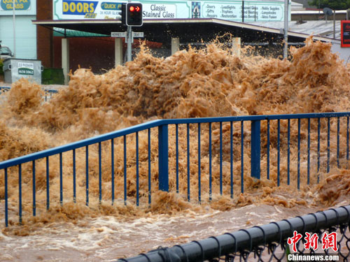 Thousands of people were urged to leave the outskirts of Australia's third-largest city, Brisbane, on Jan.11, 2011 as flood waters raced eastwards after a surging two-metre wall of water killed eight people overnight. [Chinanews.com]