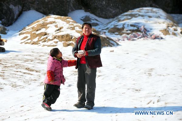 Villagers go outdoors to enjoy the sun in Ziyuan County, south China&apos;s Guangxi Province, Jan. 12, 2011. After a ten-day icy-rain disaster, the weather improved a lot in Ziyuan County on Wednesday. The sun came out, leading to a temperature rise and the melting of ice and snow.