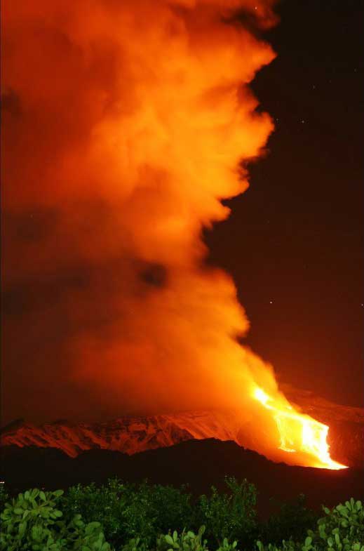 The Italian volcano awoke Wednesday night, spewing molten lava into the air for over two hours on Jan. 13, 2011. The Volcanology Institute in Catania, eastern Sicily. Nobody was injured. [Photo/Agencies]