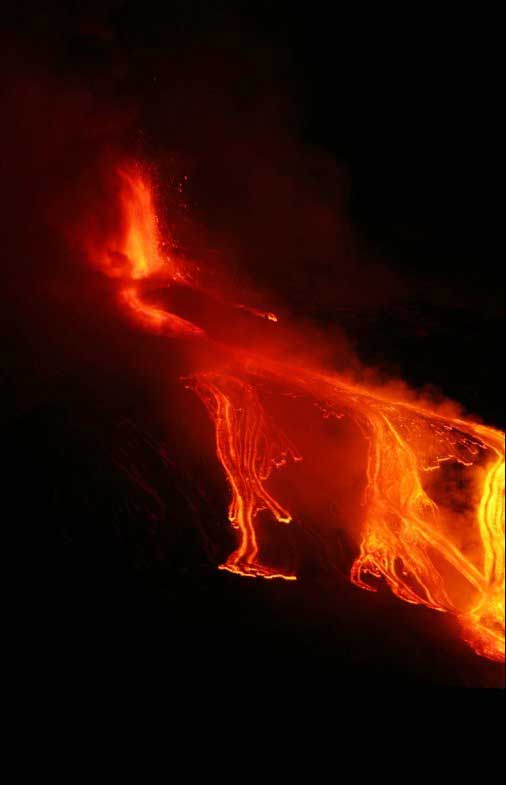 The Italian volcano awoke Wednesday night, spewing molten lava into the air for over two hours on Jan. 13, 2011. The Volcanology Institute in Catania, eastern Sicily. Nobody was injured. [Photo/Agencies]