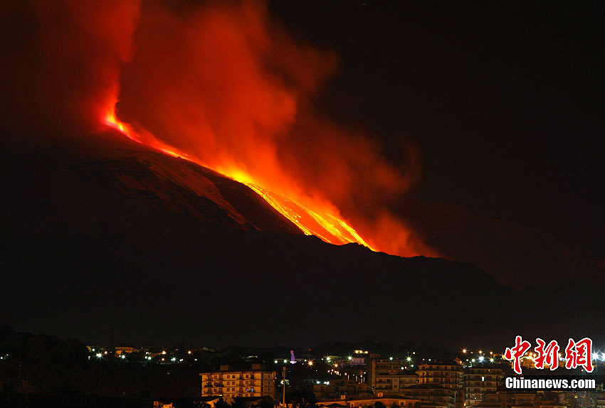 The Italian volcano awoke Wednesday night, spewing molten lava into the air for over two hours on Jan. 13, 2011. The Volcanology Institute in Catania, eastern Sicily. Nobody was injured. [Chinanews.com]