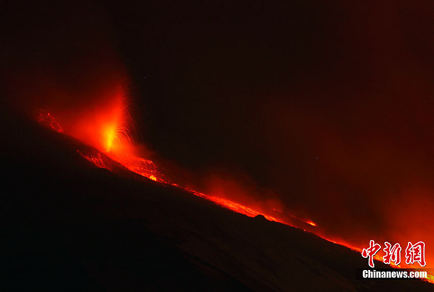 The Italian volcano awoke Wednesday night, spewing molten lava into the air for over two hours on Jan. 13, 2011. The Volcanology Institute in Catania, eastern Sicily. Nobody was injured. [Chinanews.com]