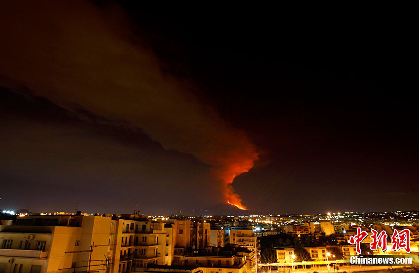 The Italian volcano awoke Wednesday night, spewing molten lava into the air for over two hours on Jan. 13, 2011. The Volcanology Institute in Catania, eastern Sicily. Nobody was injured. [Chinanews.com]