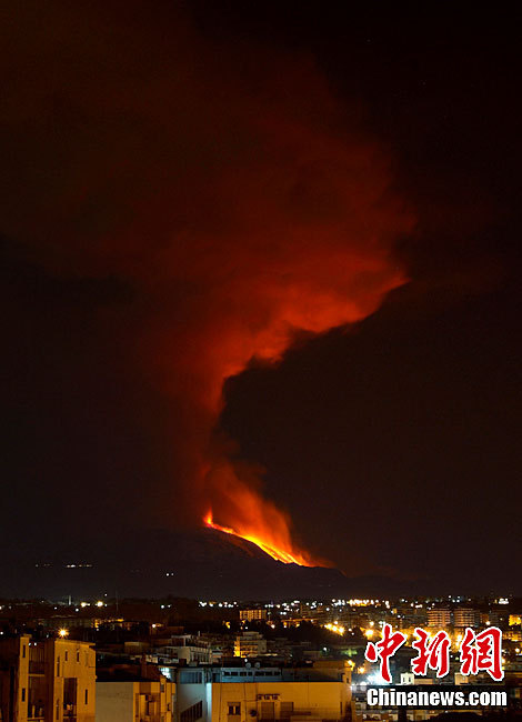 The Italian volcano awoke Wednesday night, spewing molten lava into the air for over two hours on Jan. 13, 2011. The Volcanology Institute in Catania, eastern Sicily. Nobody was injured. [Chinanews.com]