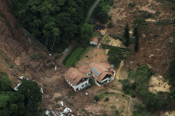 An aerial view of a neighborhood partially destroyed by a landslide caused by heavy rains in Nova Friburgo, Jan 13, 2011. Rescue workers dug desperately for survivors on Thursday and struggled to reach areas cut off by raging floods and landslides that have killed at least 400 people in one of Brazil&apos;s deadliest natural disasters in decades. [China Daily/Agencies]