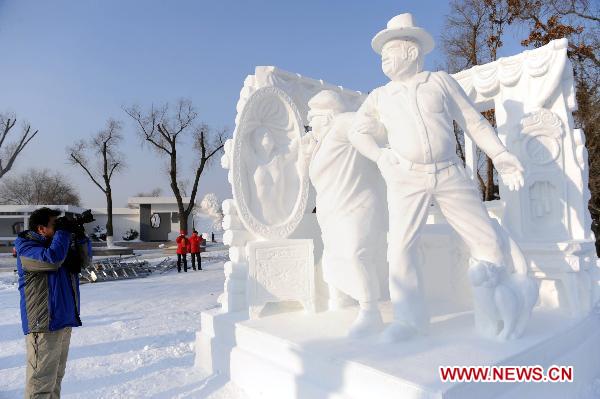 Photo taken on Jan. 6, 2011 shows a cameraman shooting the championship work at the 16th Snow Sculpture Contest held in Harbin, capital of northeast China&apos;s Heilongjiang Province. The 16th Snow Sculpture Contest wrapped up in Harbin on Thursday, with a Russian team, a Thai team and a Chinese team winning the champion and runner-ups respectively. [Xinhua] 