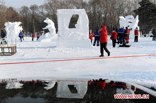 Photo taken on Jan. 6, 2011 shows contestants making snow sculptures in Harbin, capital of northeast China&apos;s Heilongjiang Province. The 16th Snow Sculpture Contest wrapped up in Harbin on Thursday, with a Russian team, a Thai team and a Chinese team winning the champion and runner-ups respectively. [Xinhua] 