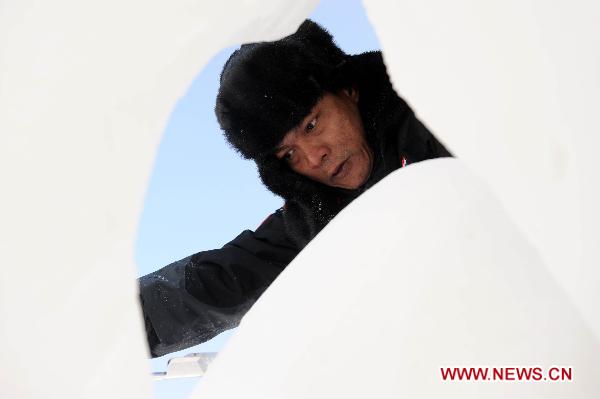 Photo taken on Jan. 6, 2011 shows a contestant making final adjustment to his work at the 16th Snow Sculpture Contest held in Harbin, capital of northeast China&apos;s Heilongjiang Province. The 16th Snow Sculpture Contest wrapped up in Harbin on Thursday, with a Russian team, a Thai team and a Chinese team winning the champion and runner-ups respectively. [Xinhua]