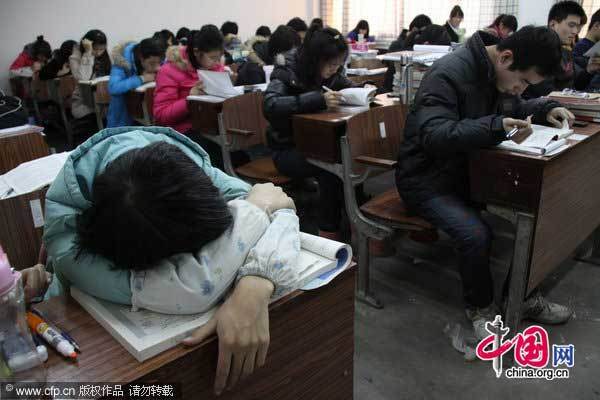 Students prepare for the postgraduate entrance exam in a classroom of Shandong Normal University in Jinan, East China&apos;s Shandong province, Jan 13, 2011. [Photo/CFP]