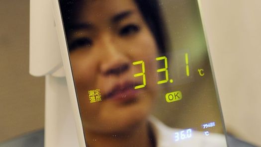 Japanese electronics company NEC's subsidiary NEC Avio unveils the world's first mirror thermometer 'Thermo Mirror', which can provide an alarm to alert the user when they have a fever.