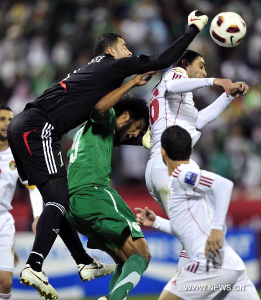 Jordan's goalie Amer Shafi (1st L, front) saves during the Asian Cup group B soccer match between Jordan and Saudi Arabia in Doha, capital of Qatar, Jan. 13, 2011. Jordan won 1-0. (Xinhua/Tao Xiyi)